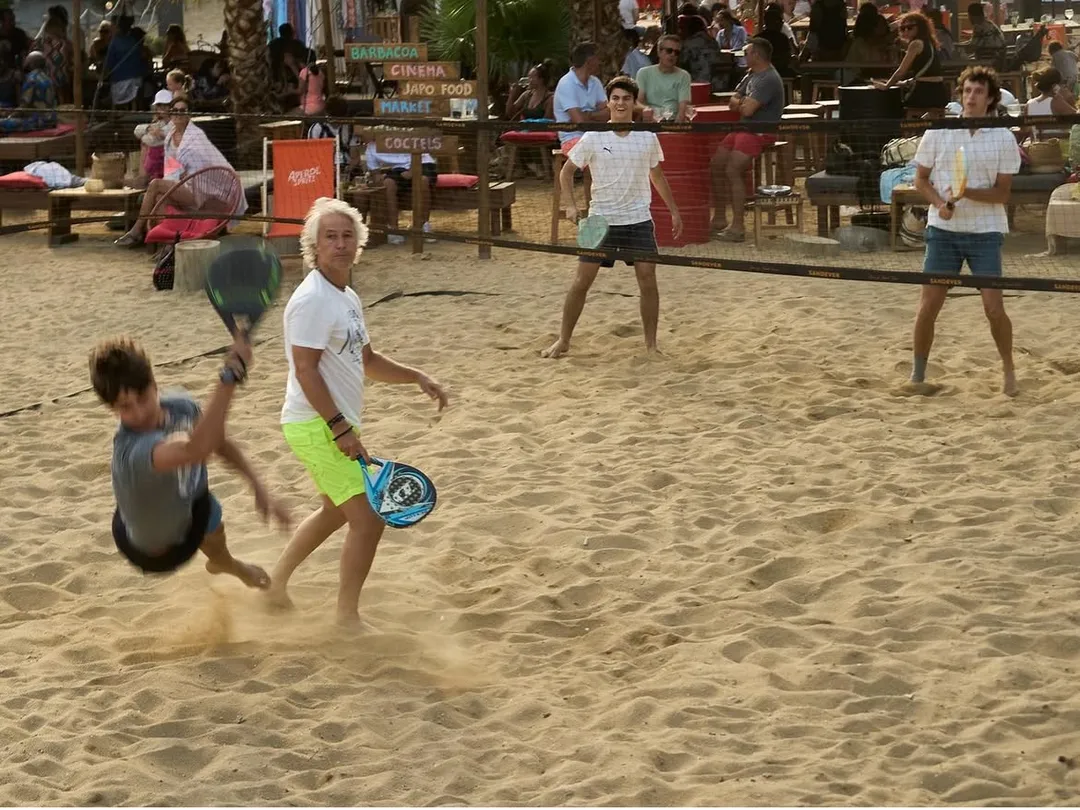Jugada de PadelBeach 2024 sobre la arena de la playa, con la pista montada y participantes en acción.