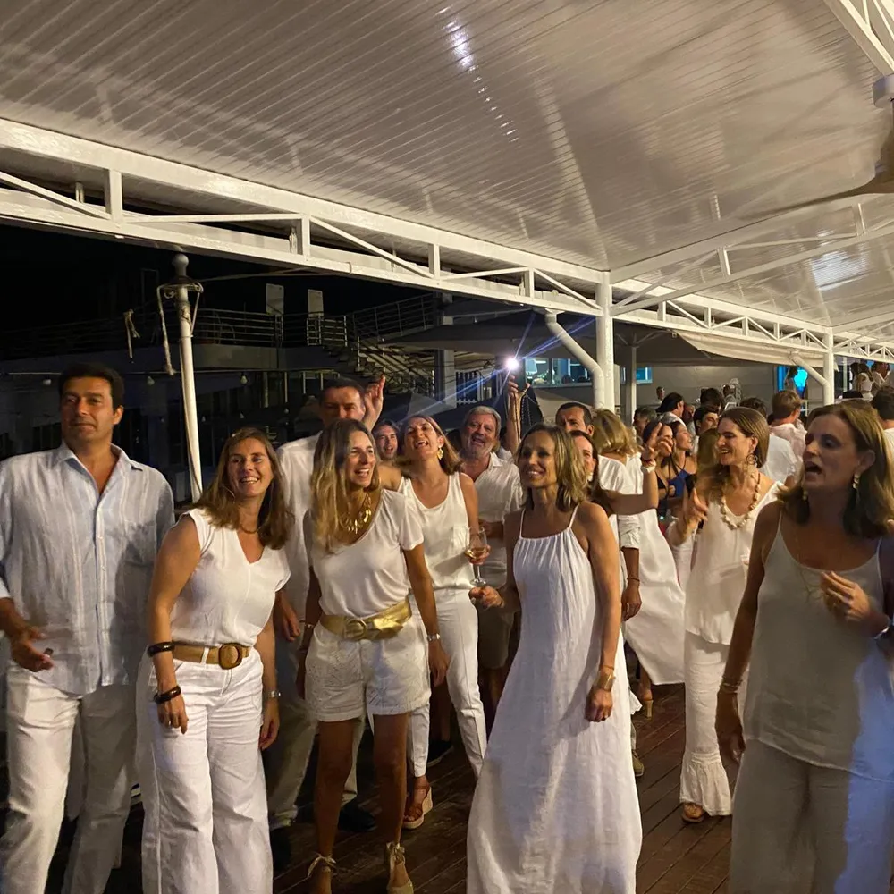 White Party 2023: grupo de asistentes vestidos de blanco en la zona del club.